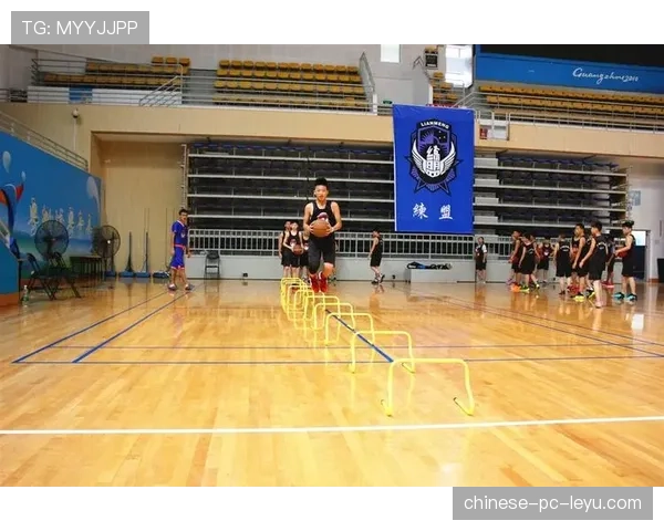 NBA举办青少年训练营，重点教学“由守转攻的第一时间出球”