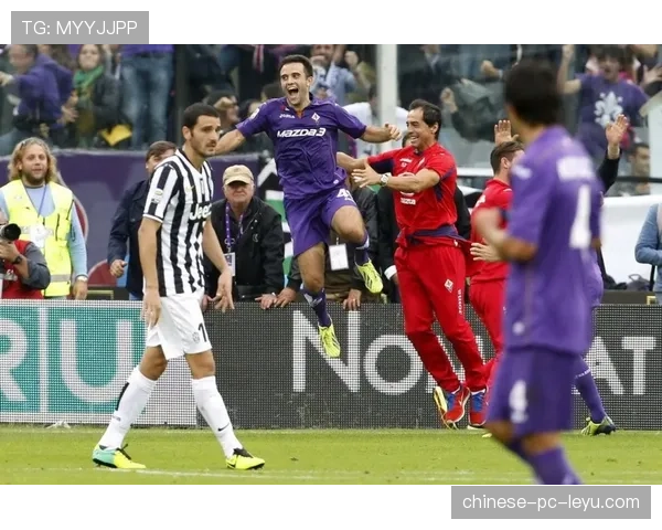 “雨战进行时，佛罗伦萨中场博纳文图拉滑倒后迅速反抢赢得主场掌声”